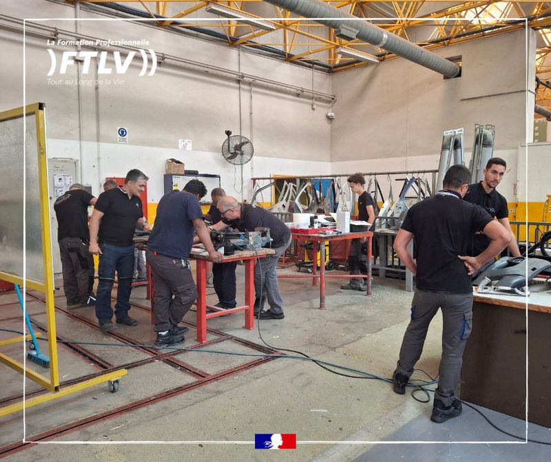 Peut être une image de 7 personnes, fonderie et texte