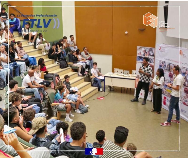 Peut être une image de 7 personnes, personnes qui étudient, foule, salle de presse et texte