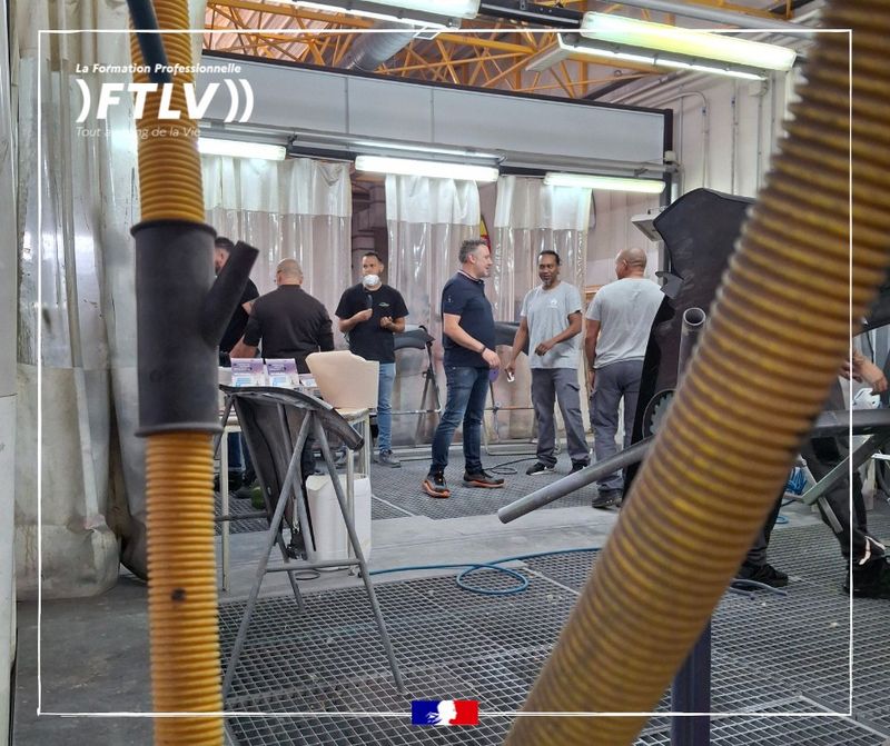 Peut être une image de 7 personnes, télévision et texte qui dit ’LaFormationProfesionnelle La Formation Professionnelle )FTLV)) Taut 18 180 TourngdelaVie d C &delaVie de e Vie Tria’