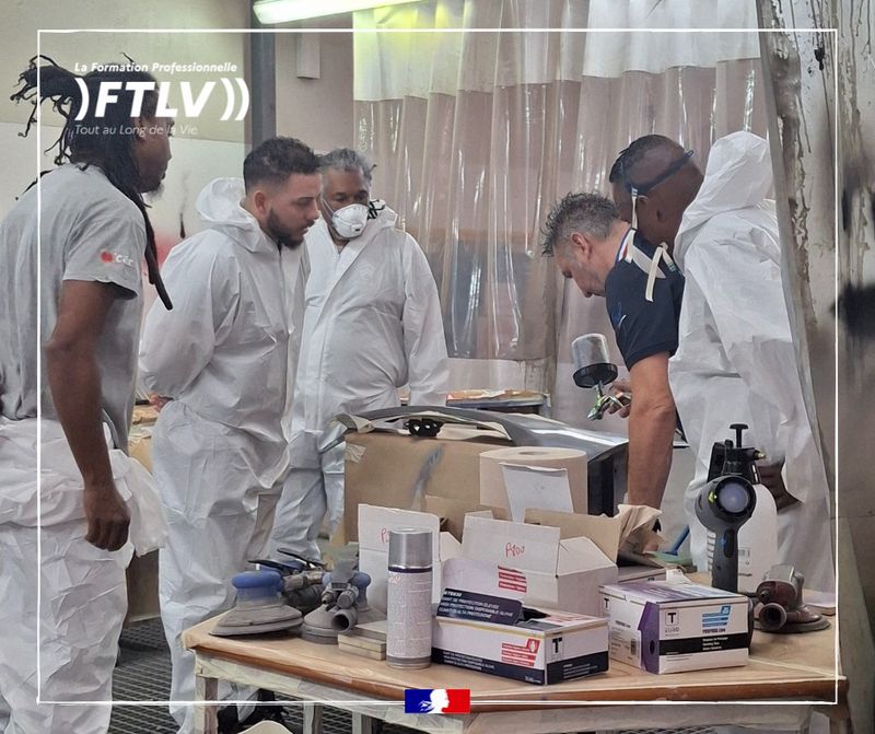 Peut être une image de 5 personnes, télévision et texte qui dit ’LaFormationProfessionnelle LaFormation Professionnelle )FTLV)) ToutauLongdeLVie Vie ครอง’