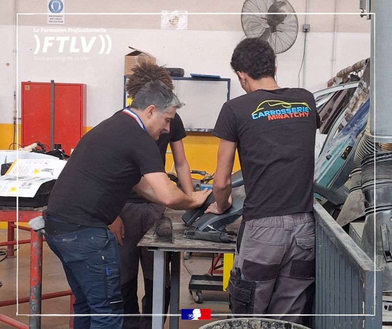 Peut être une image de 2 personnes et texte