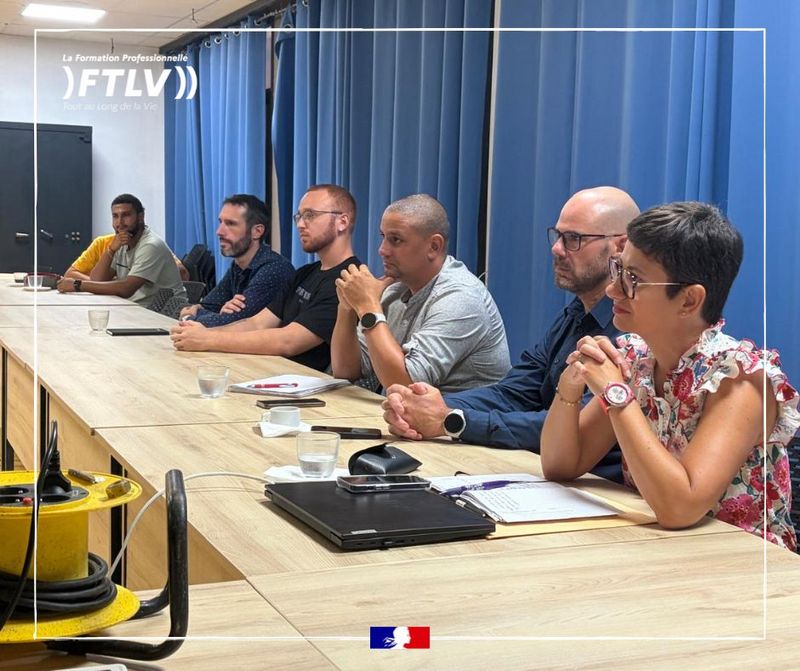 Peut être une image de salle de presse et texte