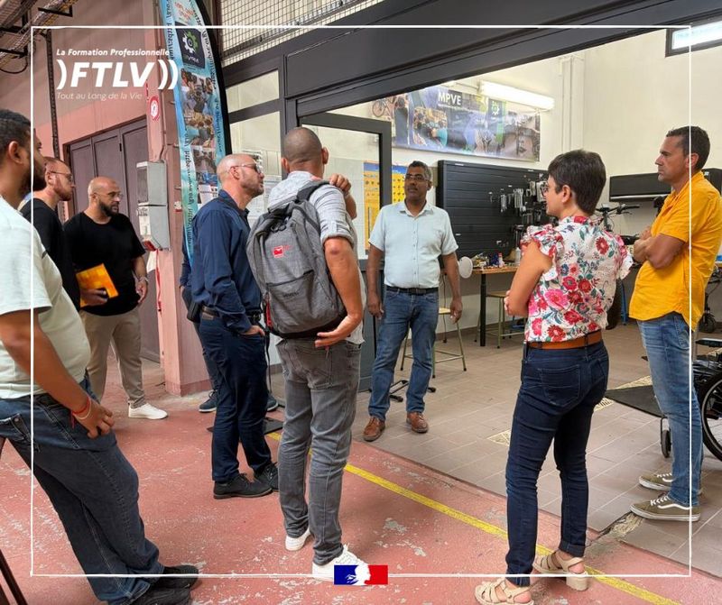 Peut être une image de une personne ou plus et texte