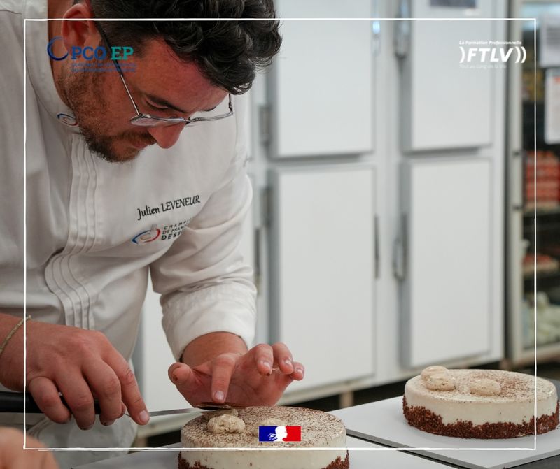 Peut être une image de 1 personne, gâteau et texte