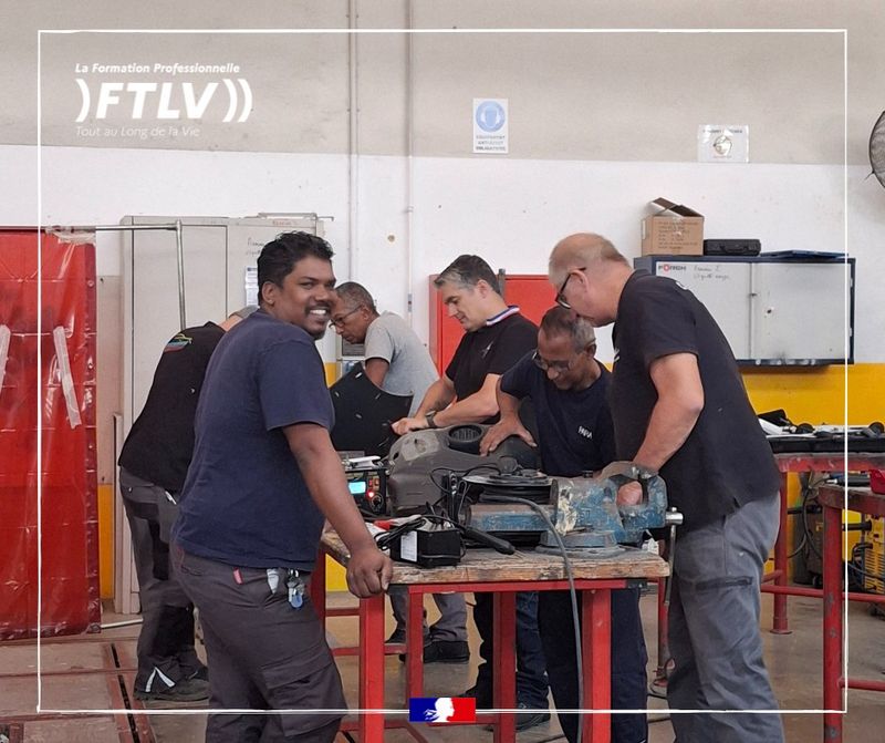 Peut être une image de 4 personnes et texte qui dit ’LaFormationProfesionnelle La Formation Professionnelle )FTLV)) ToutaulongdelaVie long de Vie Touta S A POrEH’