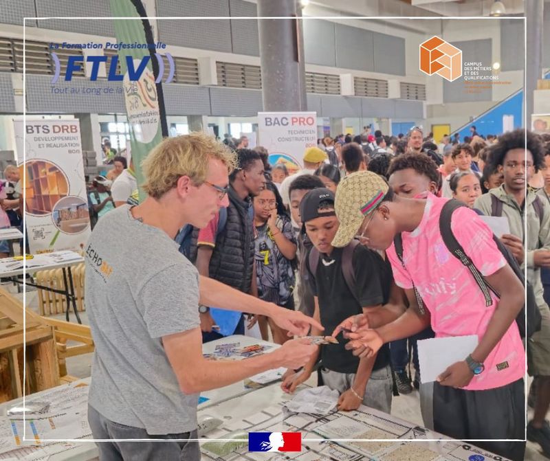 Peut être une image de 3 personnes, foule et texte qui dit ’ation formationProfession Pros rofessioni FTLV ToutautongdelaVie dela Tout Long relafaim เลฟส BTS BTSDRB DRB DEVELOPPEMINT ET TREAUSATION SOM DESHE น CAMPUS ER QUALITICATIONS QUALITICATICN BAC BACPRO PRO TEDHRICIEN CONS CONSTRUCILO ECHOMA MAY ECHO’