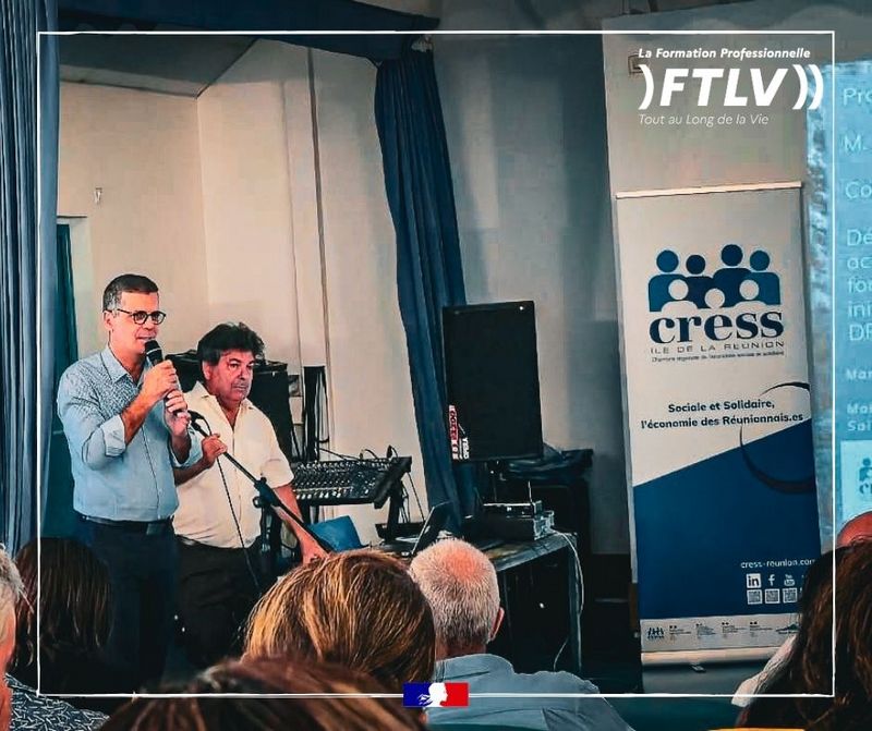 Peut être une image de une personne ou plus et texte