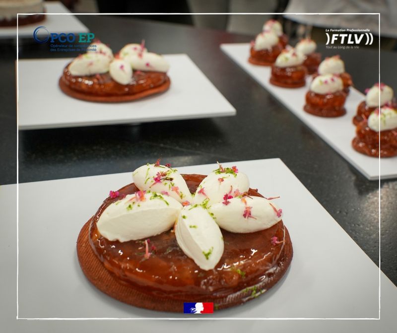 Peut être une image de gâteau, fraise, tarte et texte